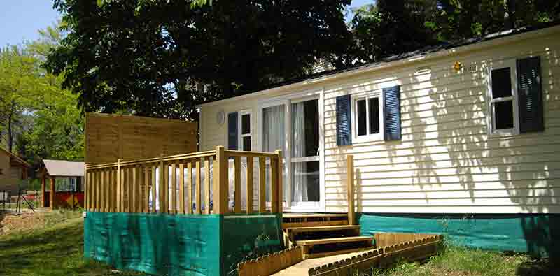 mobil-homes et emplacements en bord de rivière à Le Rozier