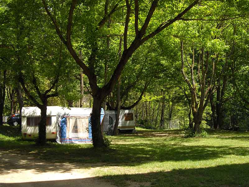 emplacement caravane bord de rivière dans l'Aveyron